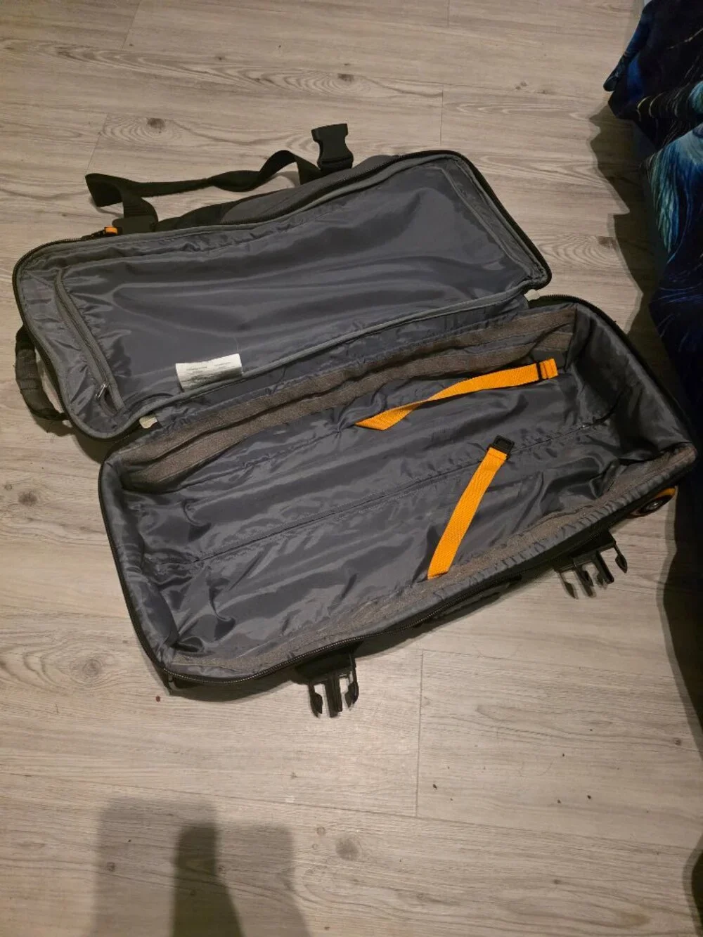 Timberland rolling luggage bag - Black, sturdy, large compartments